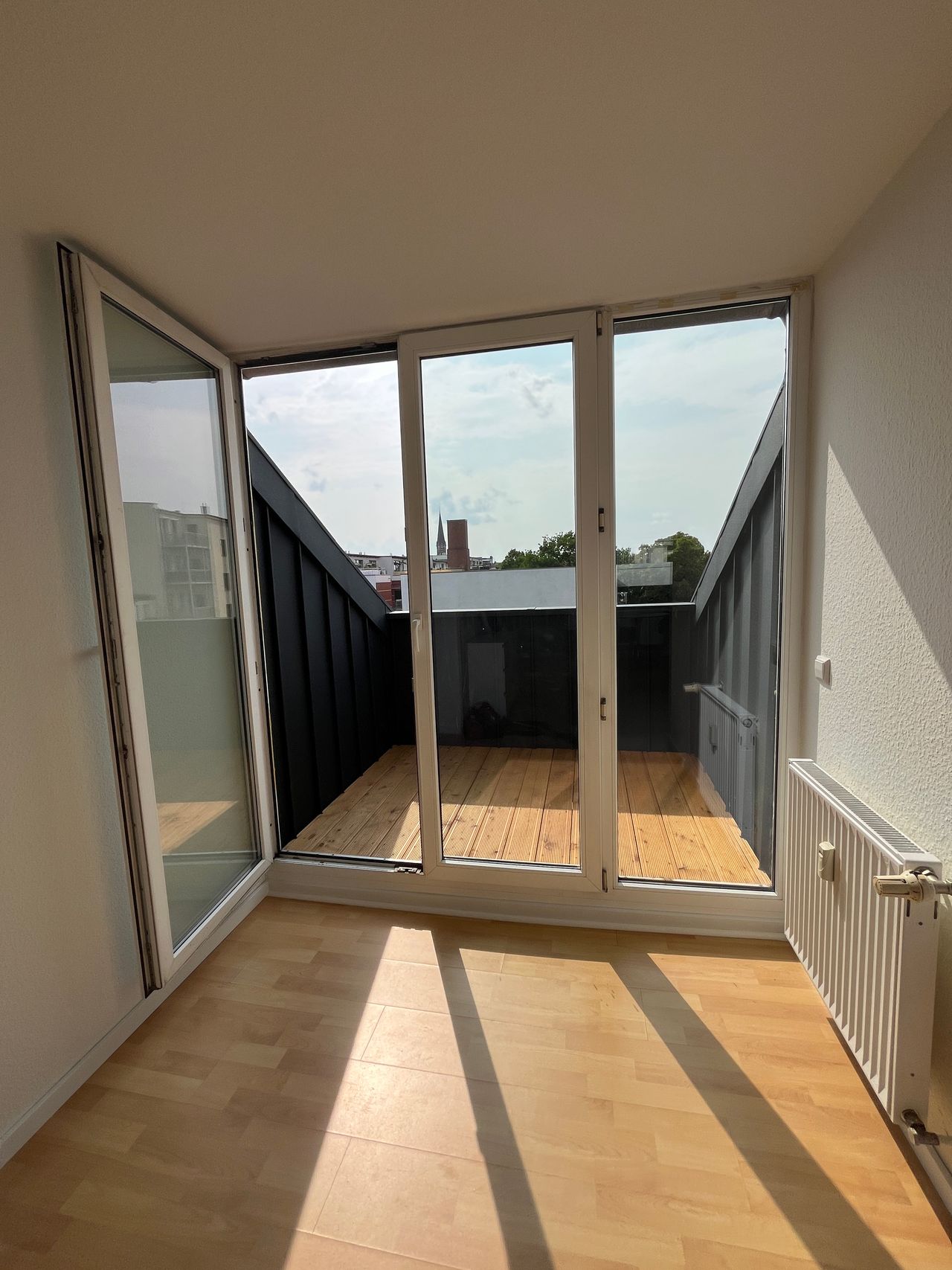 Compact and Comfortable: Fully Furnished 2-Room Top-Floor Apartment with Terrace