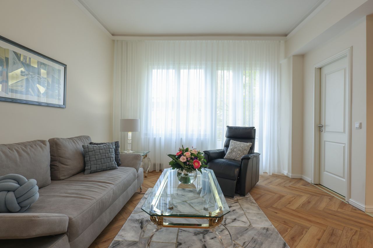 Modern, upscale furnished 3-room apartment in the top location of city near Roseneck
