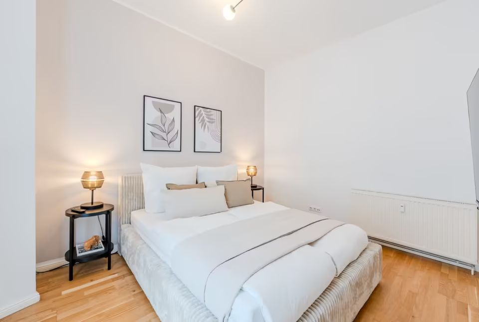Furnished, renovated 1-room apartment with balcony and fitted kitchen in the heart of Düsseldorf