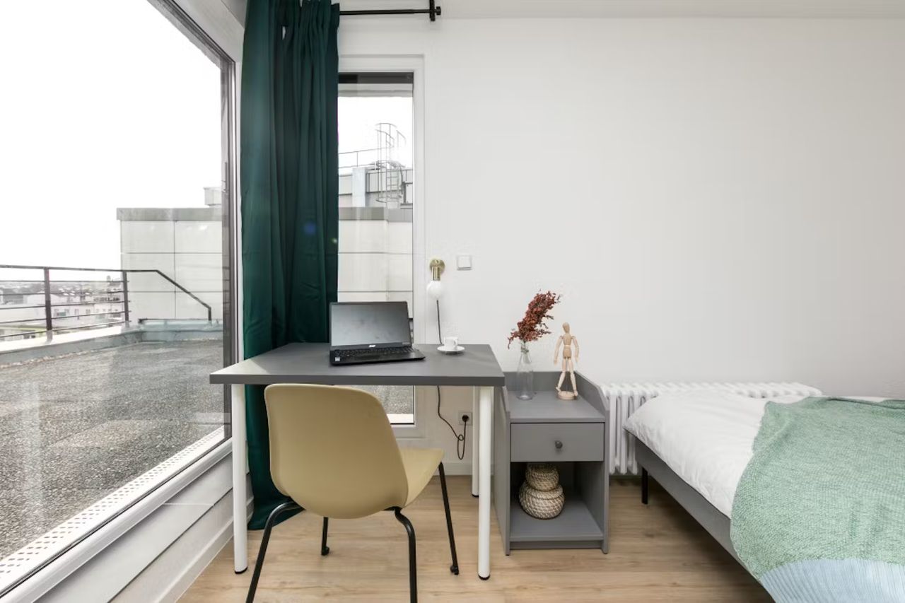 Lovely cozy room in Bismarckstraße with terrace in Berlin