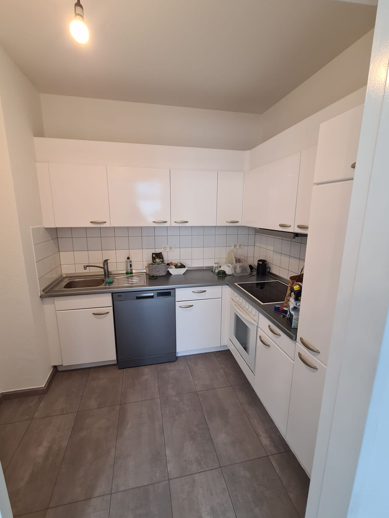 Bright, quiet flat centrally located next to cafes and restaurants