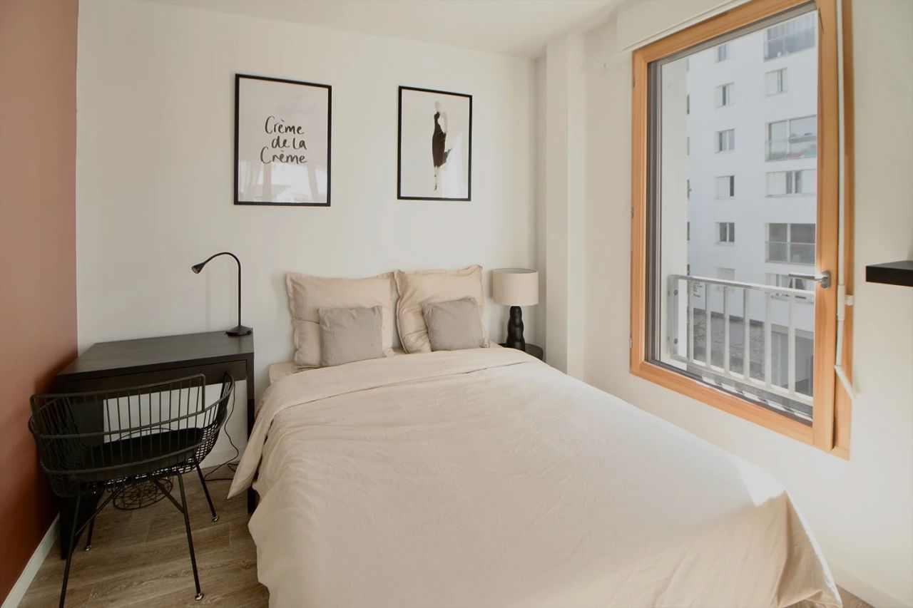 Coliving: Beautifully furnished bedroom with balcony