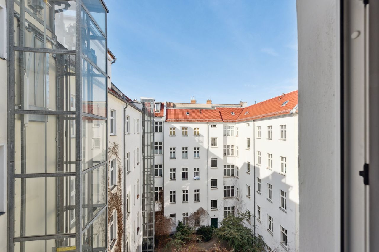 Bright and modern  studio apartment in a quiet backyard - central on a beloved street in the heart of Berlin in Prenzlauer Berg