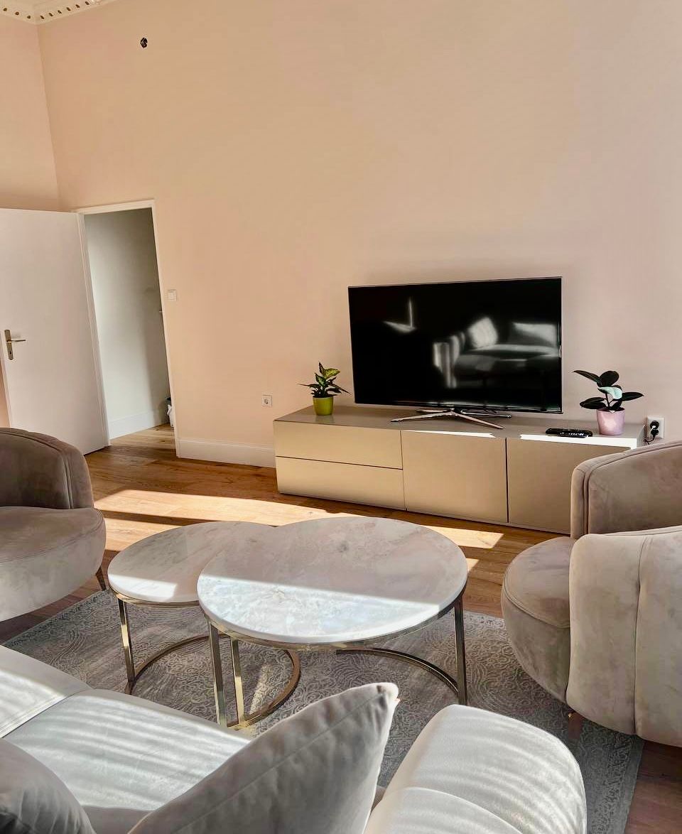 Stilvolle, neu renovierte 2-Zimmer-Altbauwohnung in Schöneberg – möbliert und bezugsfertig