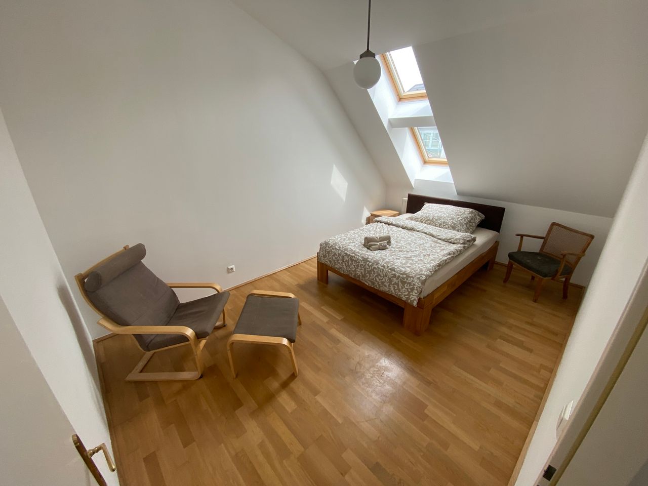 Furnished Spacious Penthouse Flat near U-Bahn (U1) & Hauptbahnhof