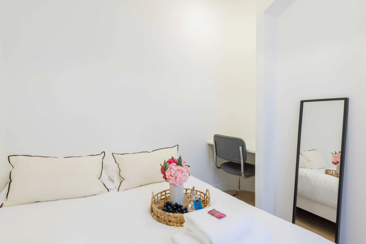 Paris 9th: Cozy and Connected: 55m2 Apartment with Smart Amenities and Comfy Bedrooms