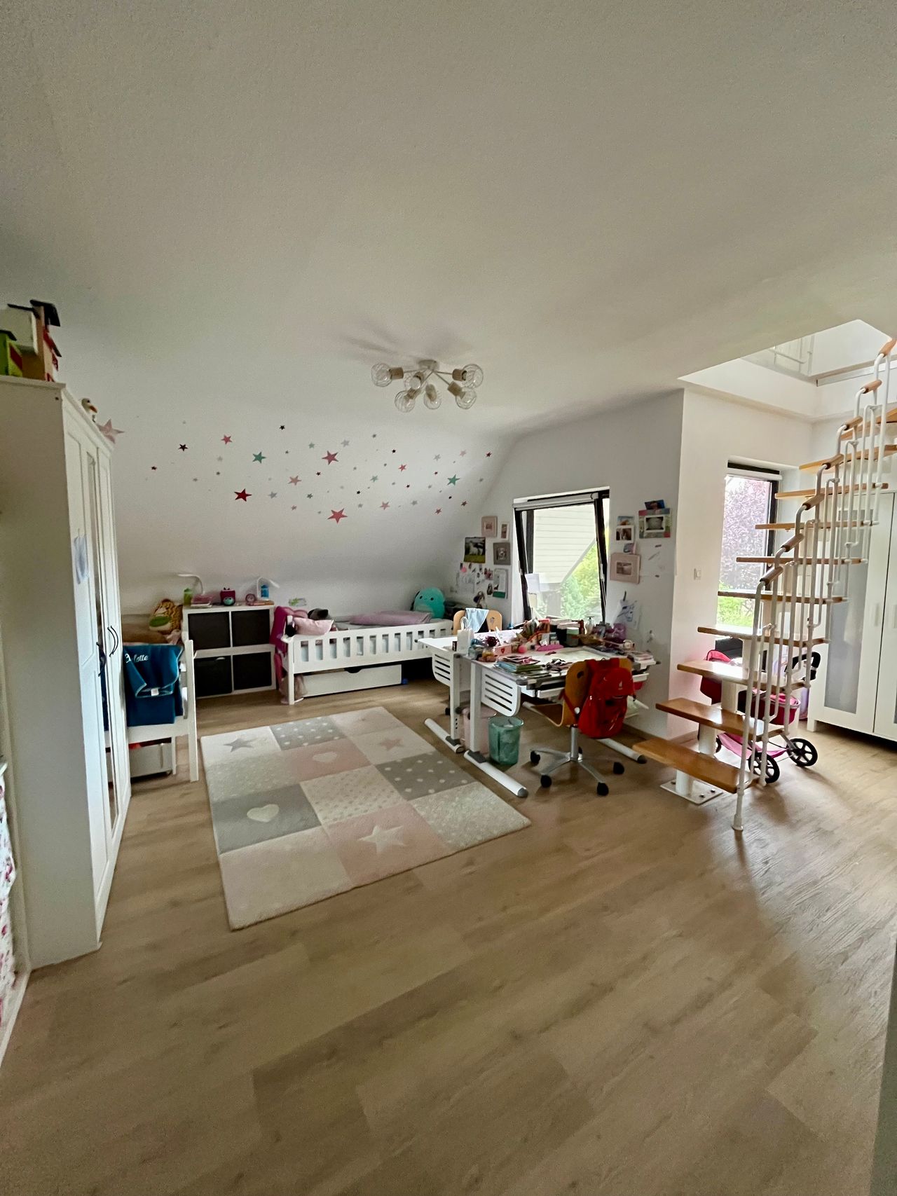 Modern, bright 3-room house (90 m²) with garden in a quiet location for temporary subletting