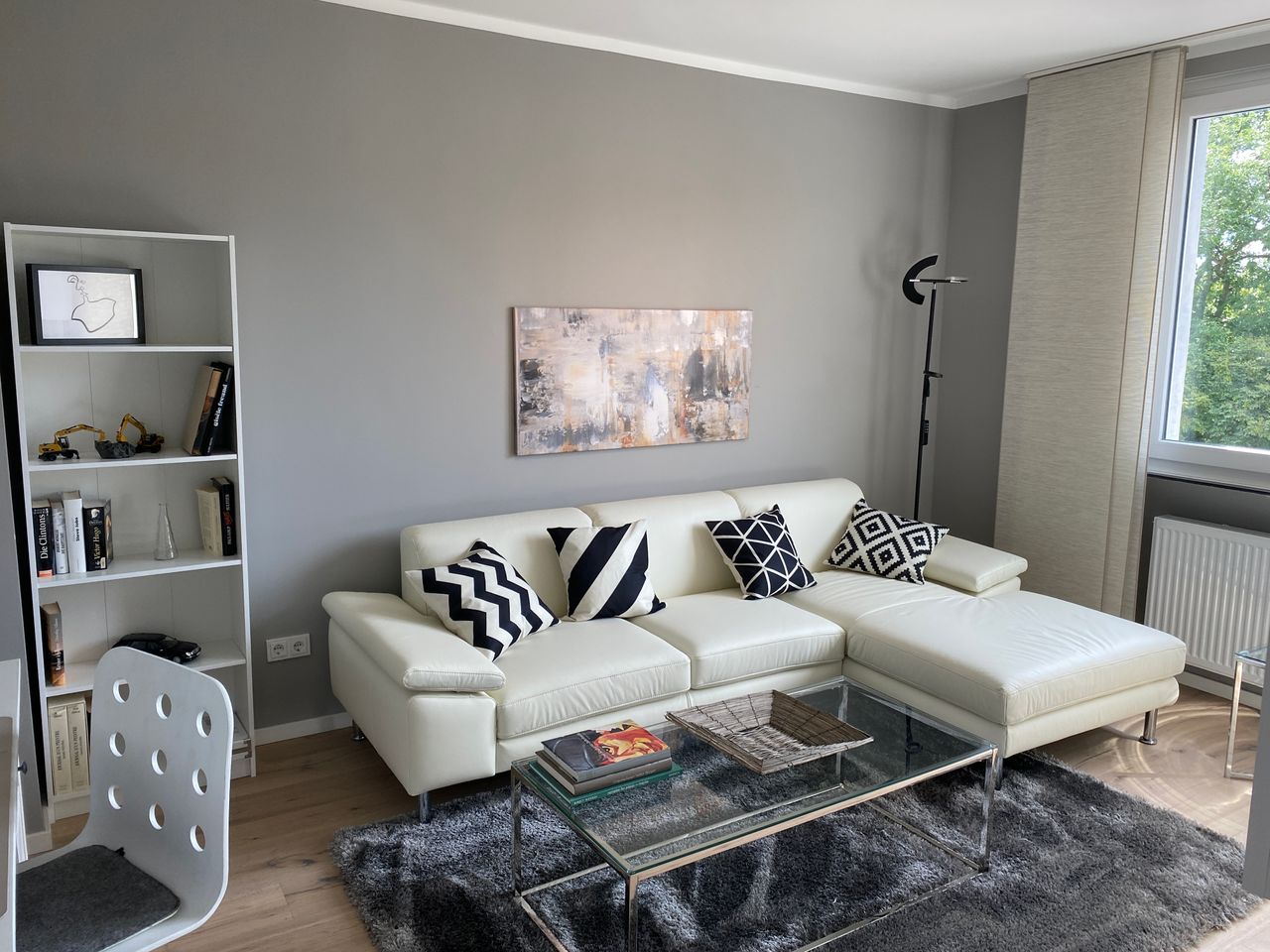 All new: refurbished, modern furnished, bright 3-room flat directly at the Zoopark