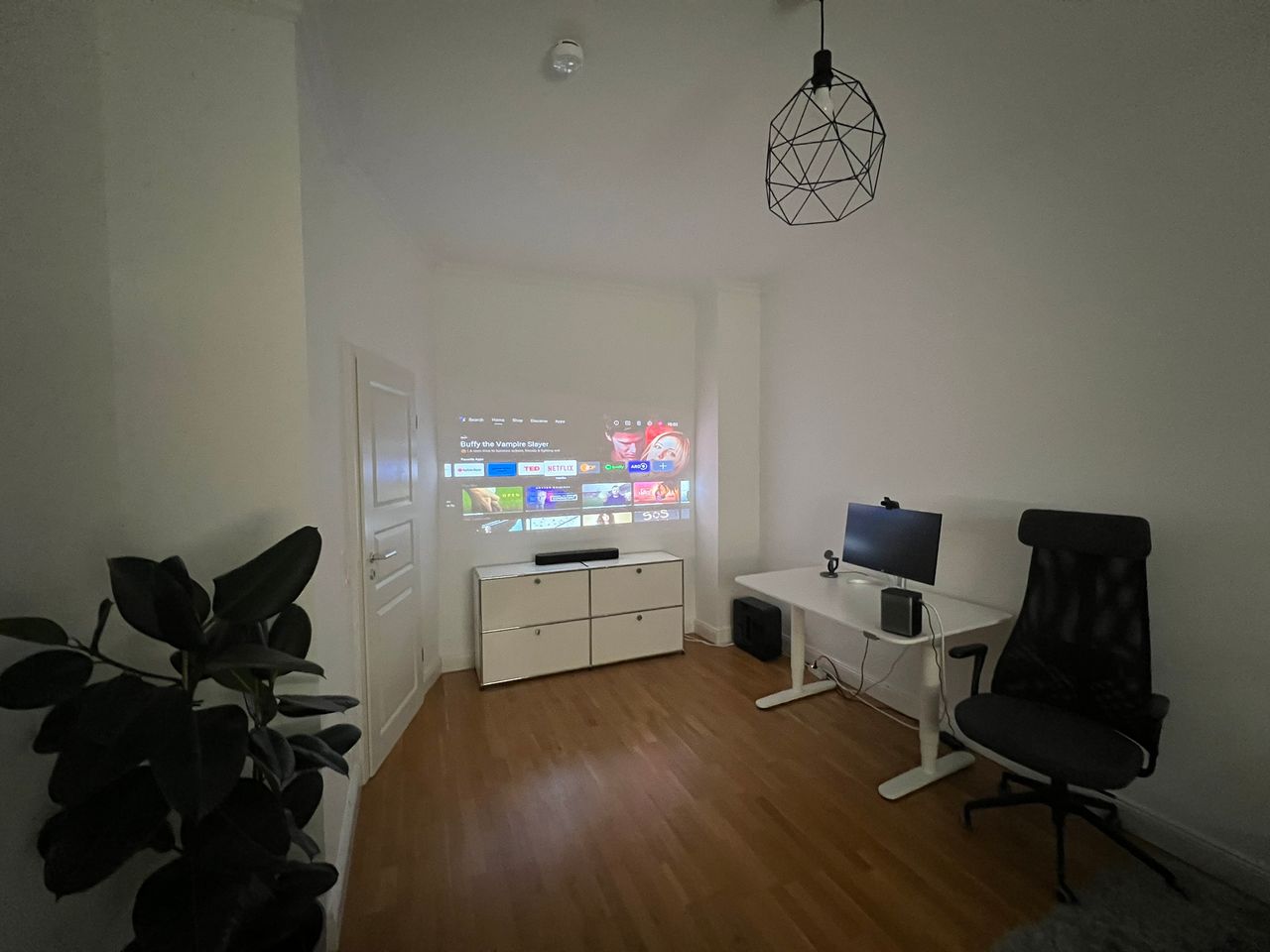 High-quality furnished top floor apartment in Nordend-West