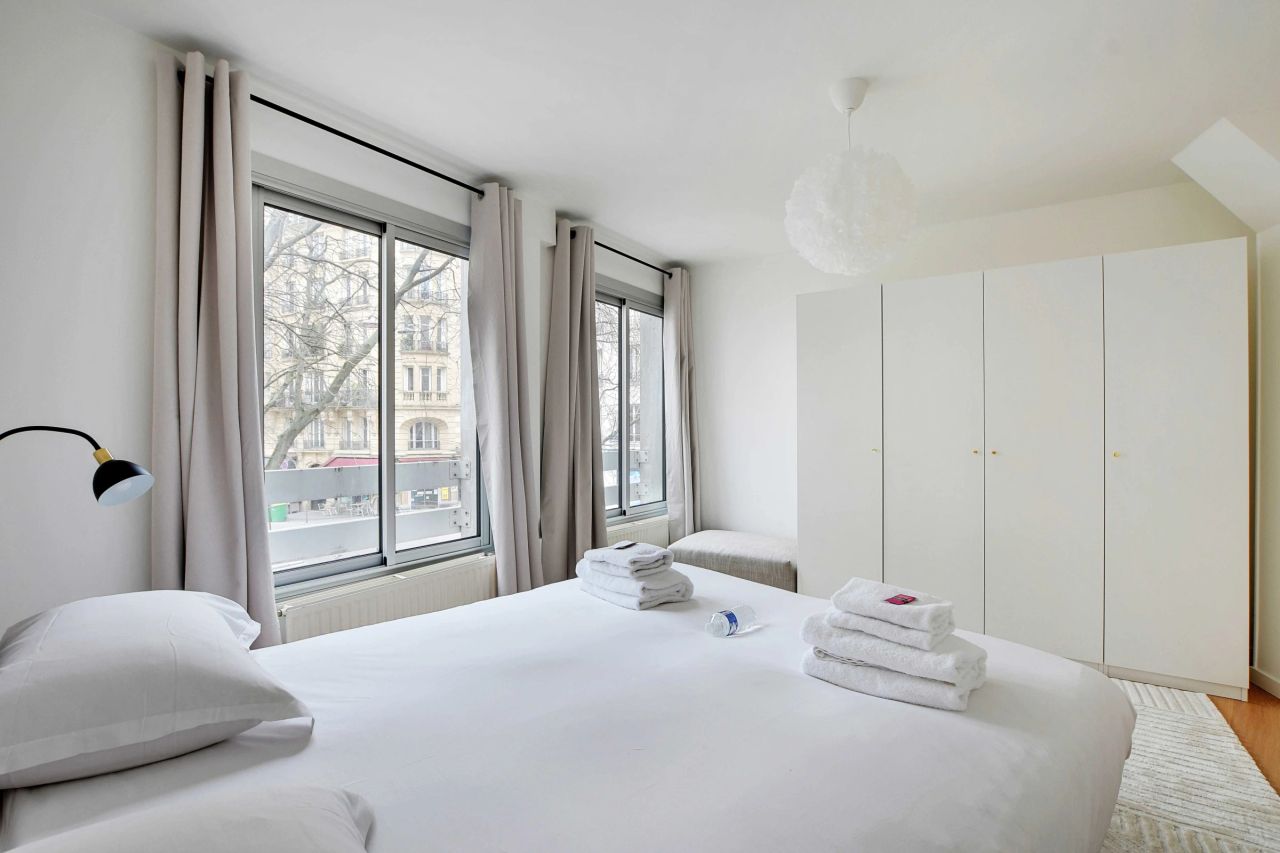Flat of 84m2 located in the 14th district of Paris. Close to transport