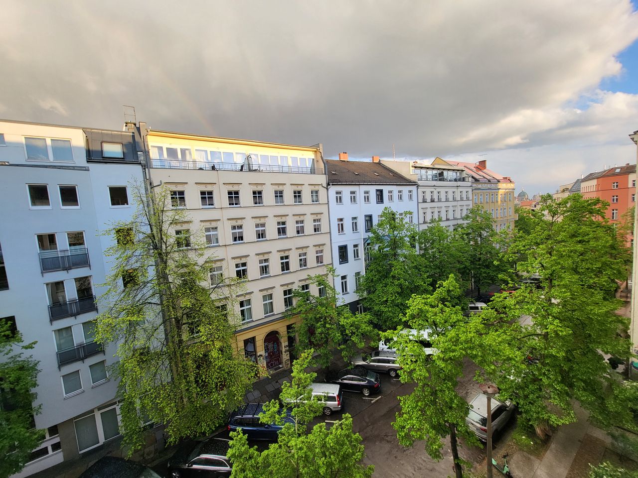 furnished, temporary max. 2 years: bright, cozy 3-room apartment in Berlin-Mitte/Prenzlauer Berg with balcony and large communal garden
