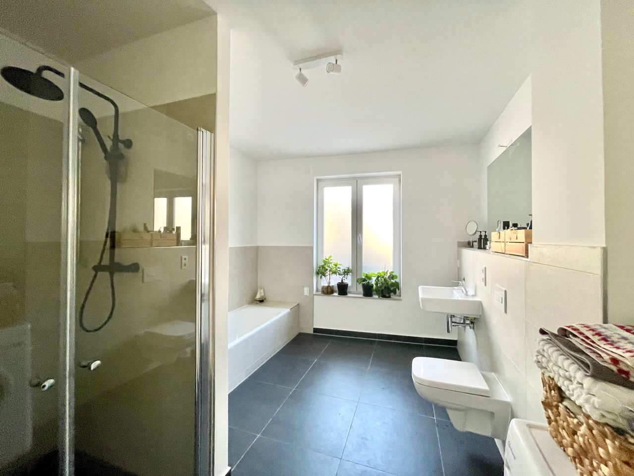 🪴 Furnished Design Oasis with South-Facing Terrace in the Heart of Neukölln