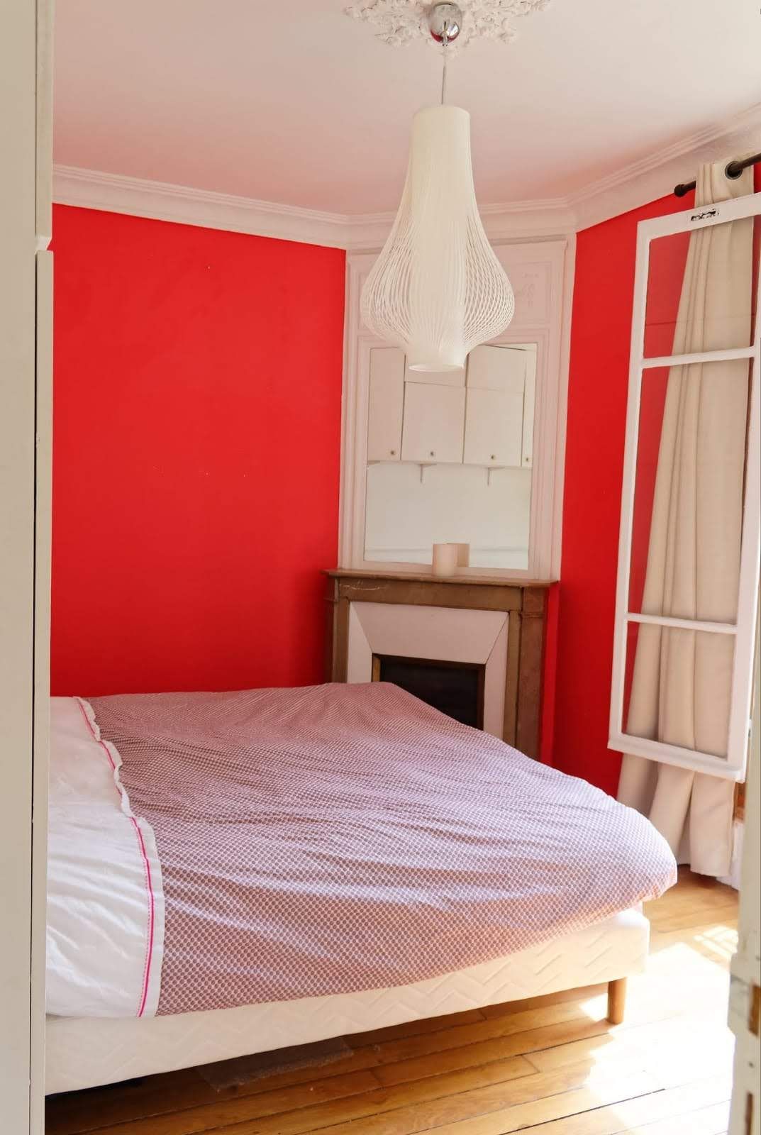 Fully refurbished flat (2 bedrooms) in Haussemann house in Montmartre area in quiet street