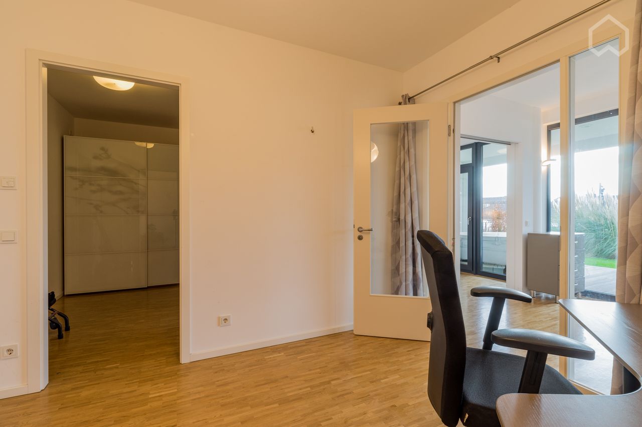 Beautiful luxury apartment in the city center of Berlin directly on the river Spree with 180 degree river view