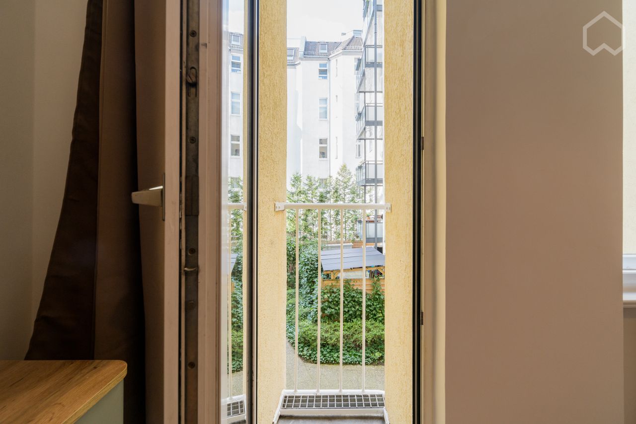 Beautiful and quite apartment with original wooden floor on a side street of Kurfürstendamm