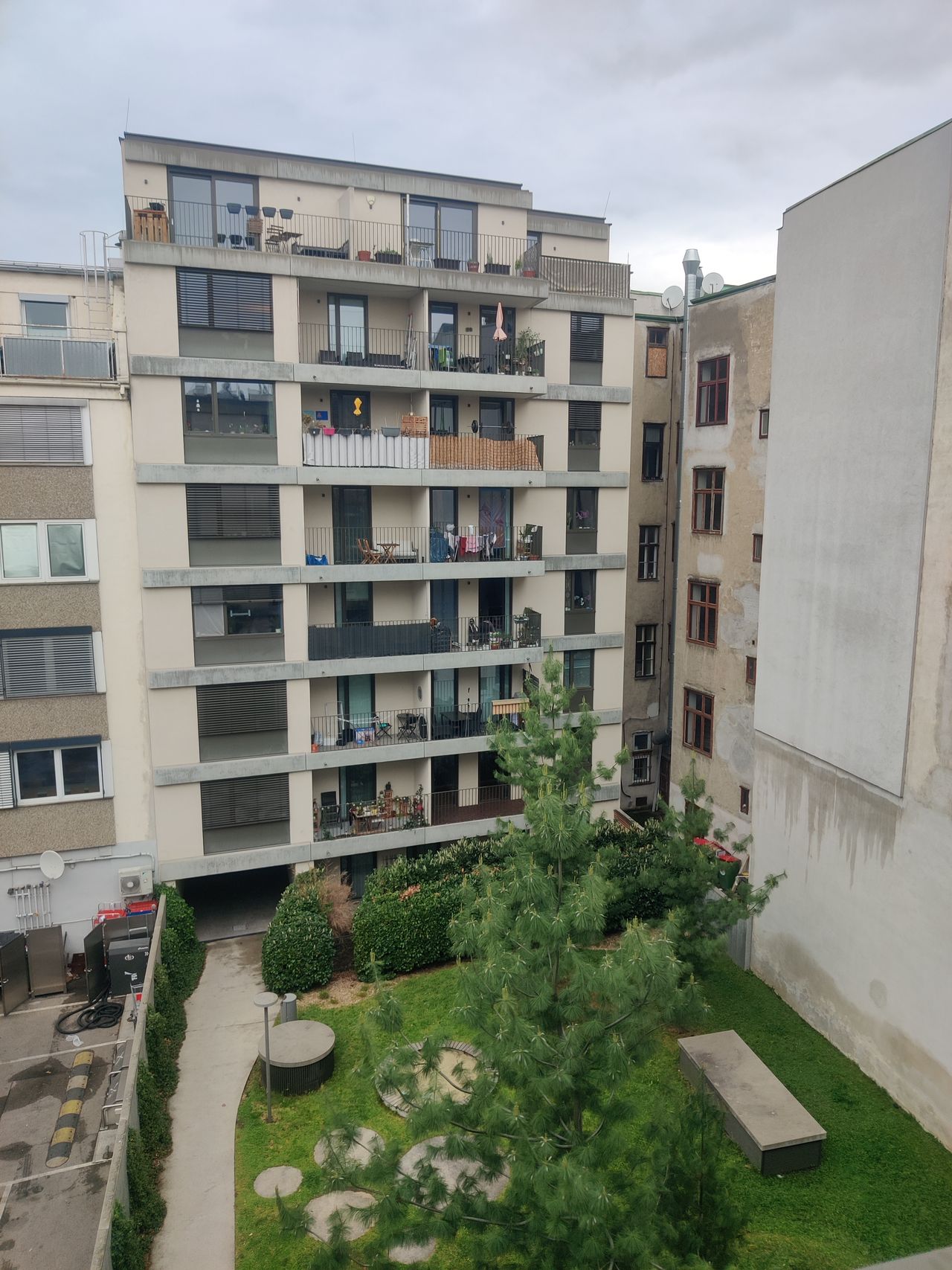 Modern, furnished, air-conditioned 2-room apartment with loggia near Längenfeldgasse U-Bahn