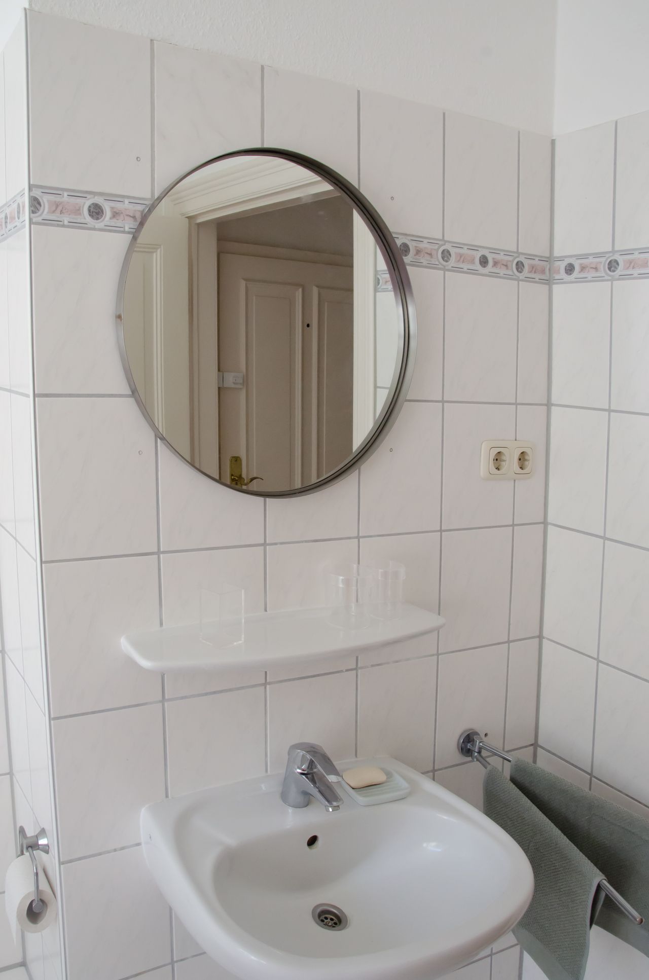 Pet-Friendly 71m2  Rosenthaler Platz Apartment – Quiet Garden Oasis in the Heart of Trendy Berlin, Well-Connected for Easy City Living.