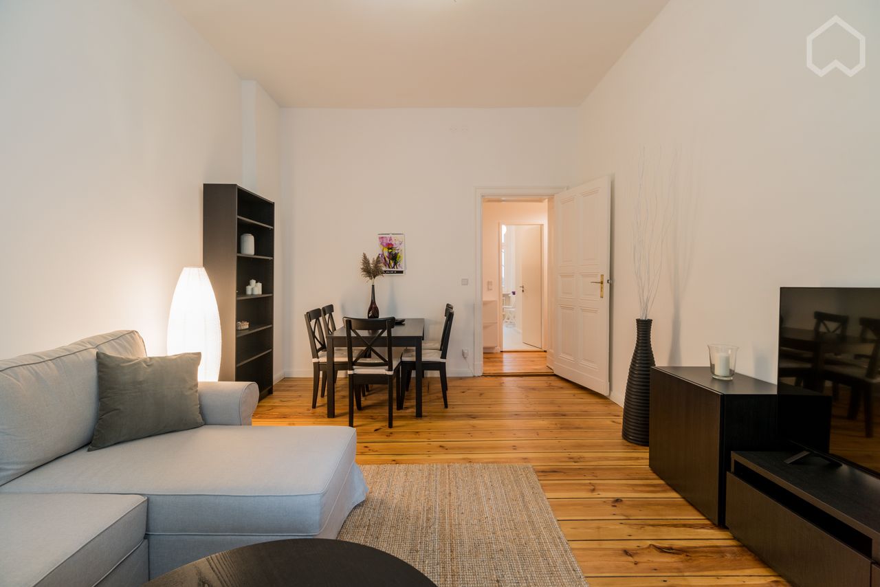 Newly renovated & charmingly furnished old building flat in the heart of Friedrichshain