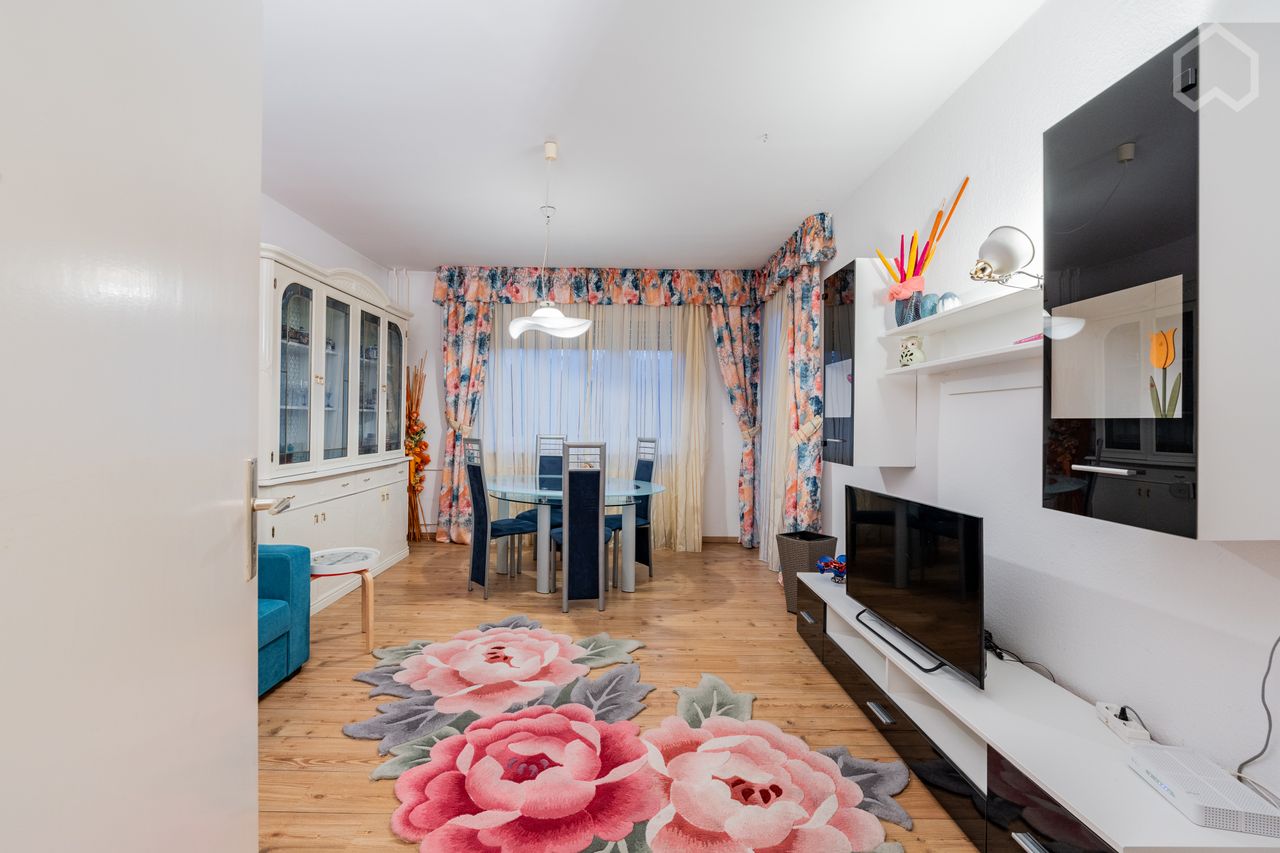 Exclusive city living in Berlin-Neukölln: Elegant 3-room flat with balcony and urban flair