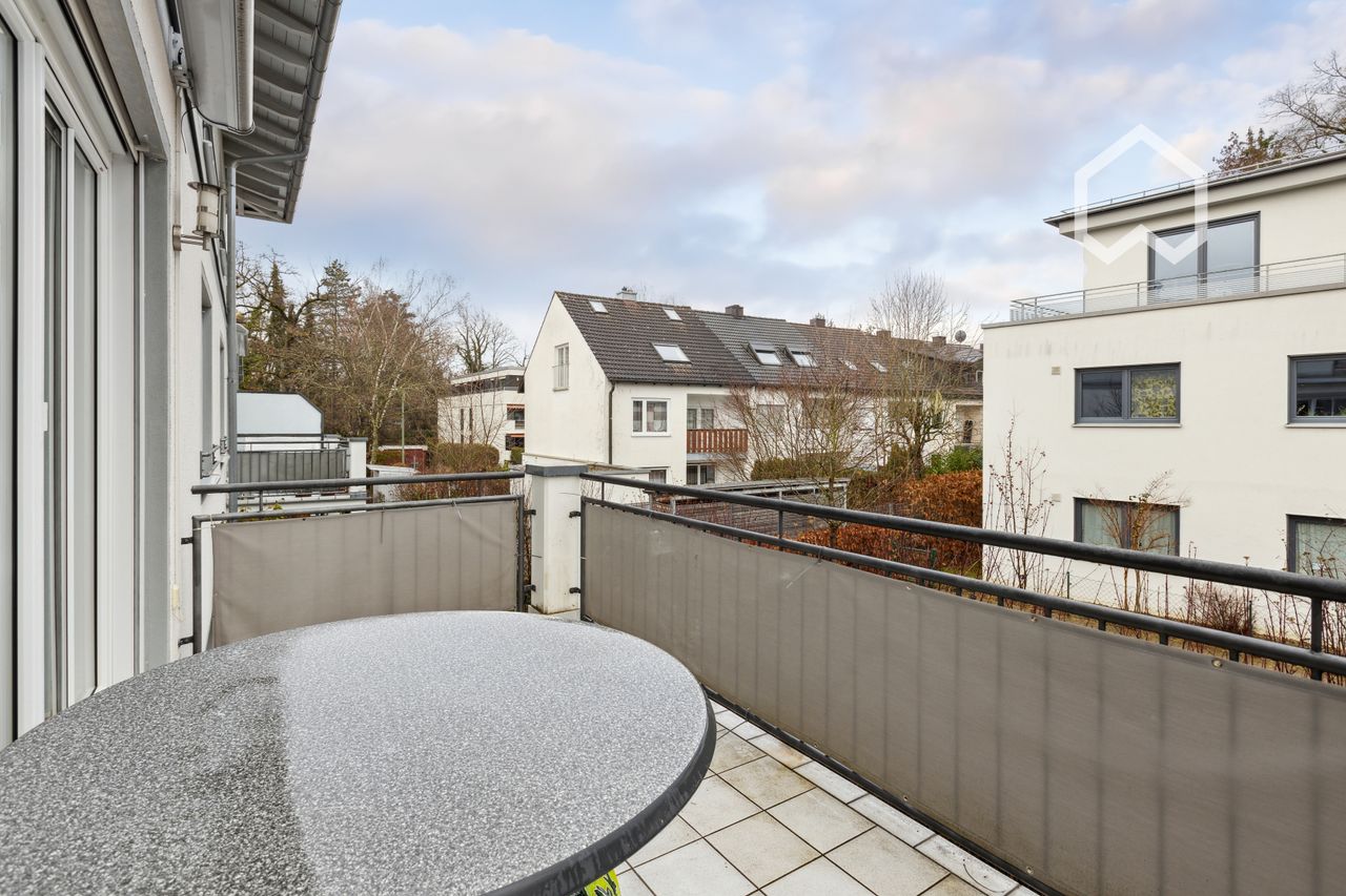 Stylish living at Hermann-von-Siemens-Sportpark: exclusive 3-room flat with its own underground parking space and balcony