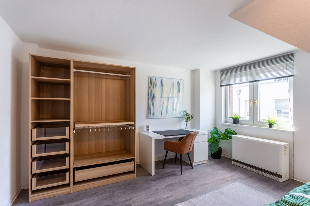 Stylish 2-Room Apartment with Home Office Option near the University