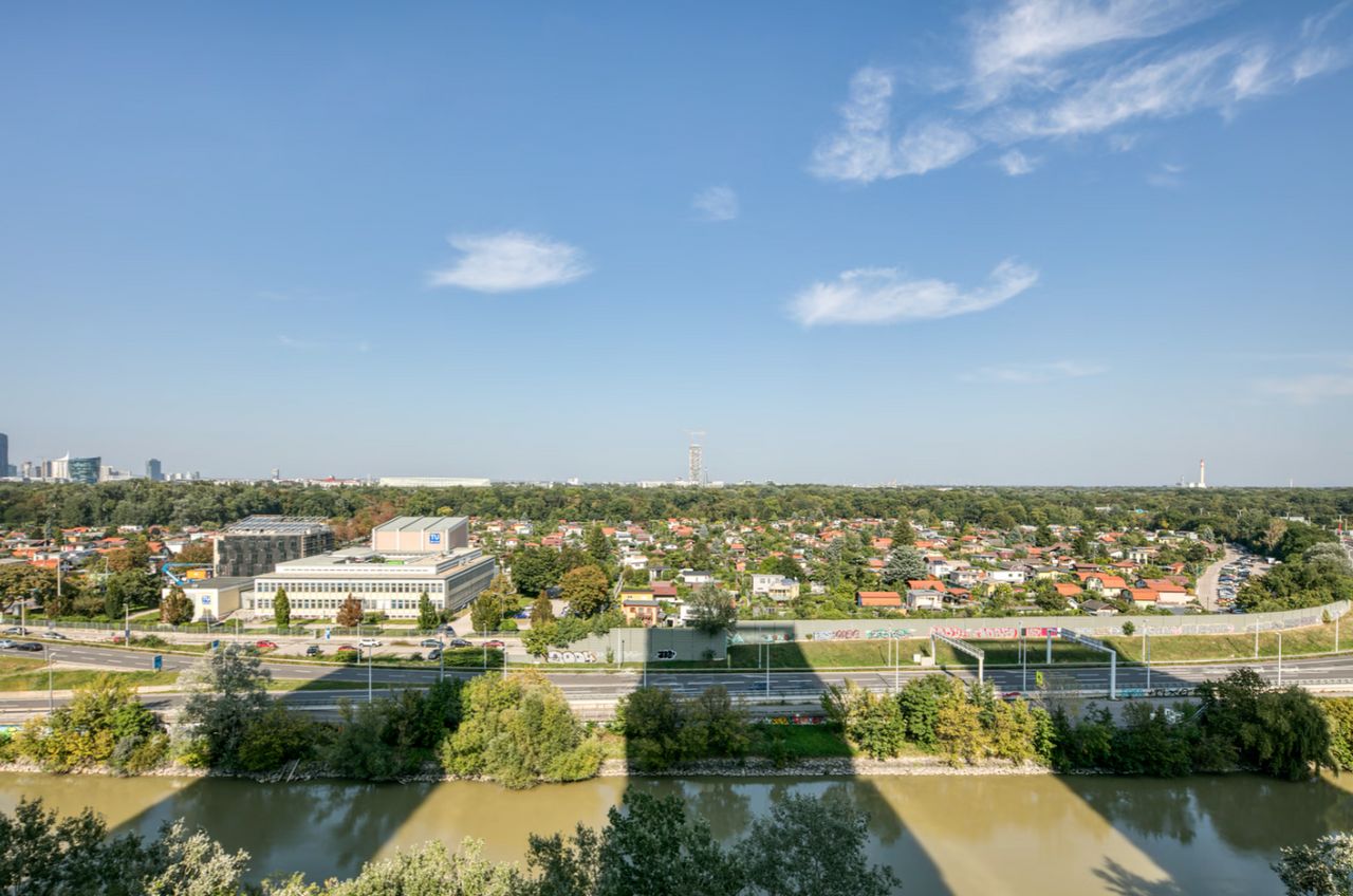 Modern Landstraße 1BR w/ Amazing Views, steps from Danube