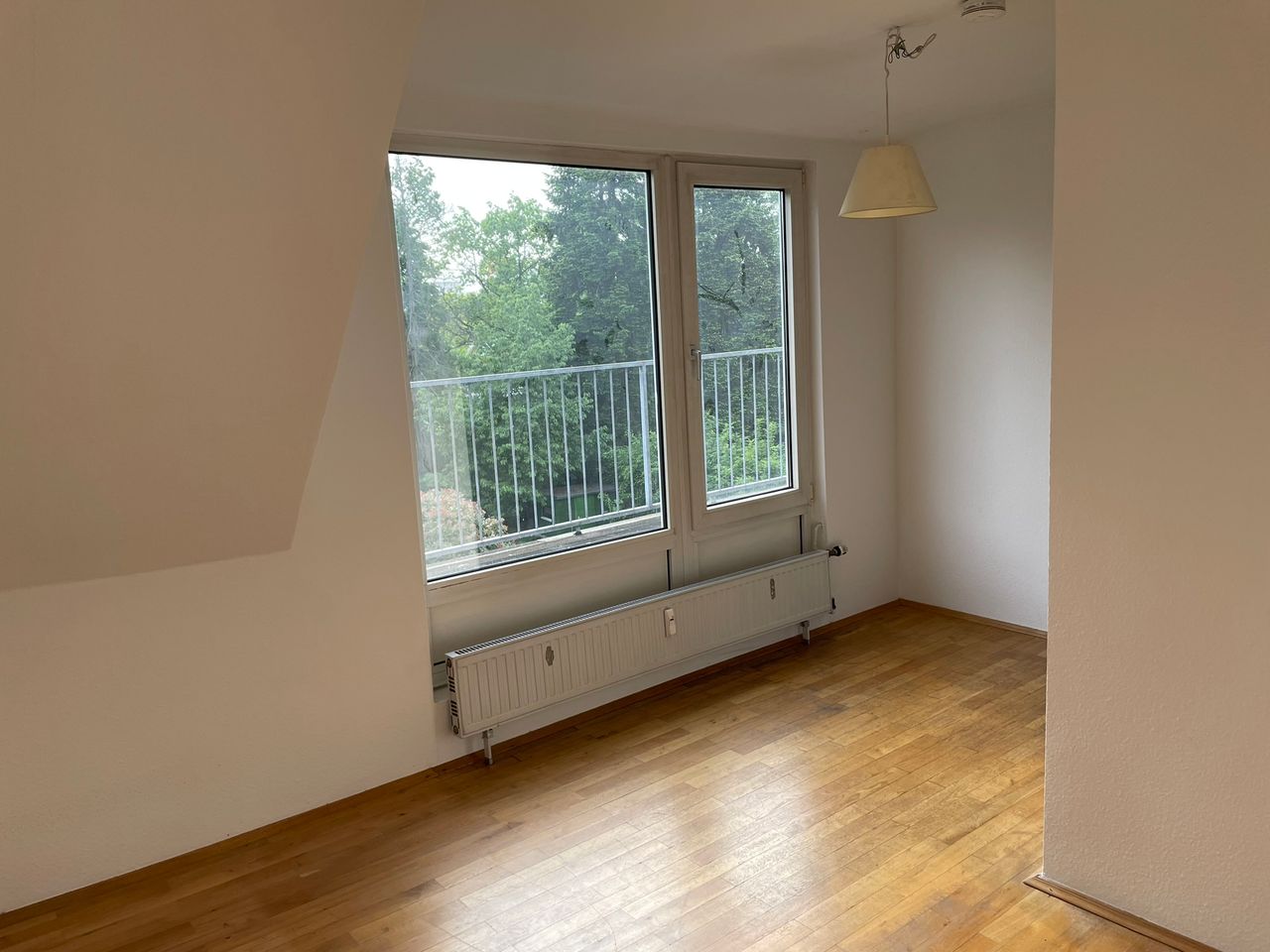 Auf Zeit 3-Zimmer-DG-Wohnung + SPB mit Dachterrasse - ab sofort