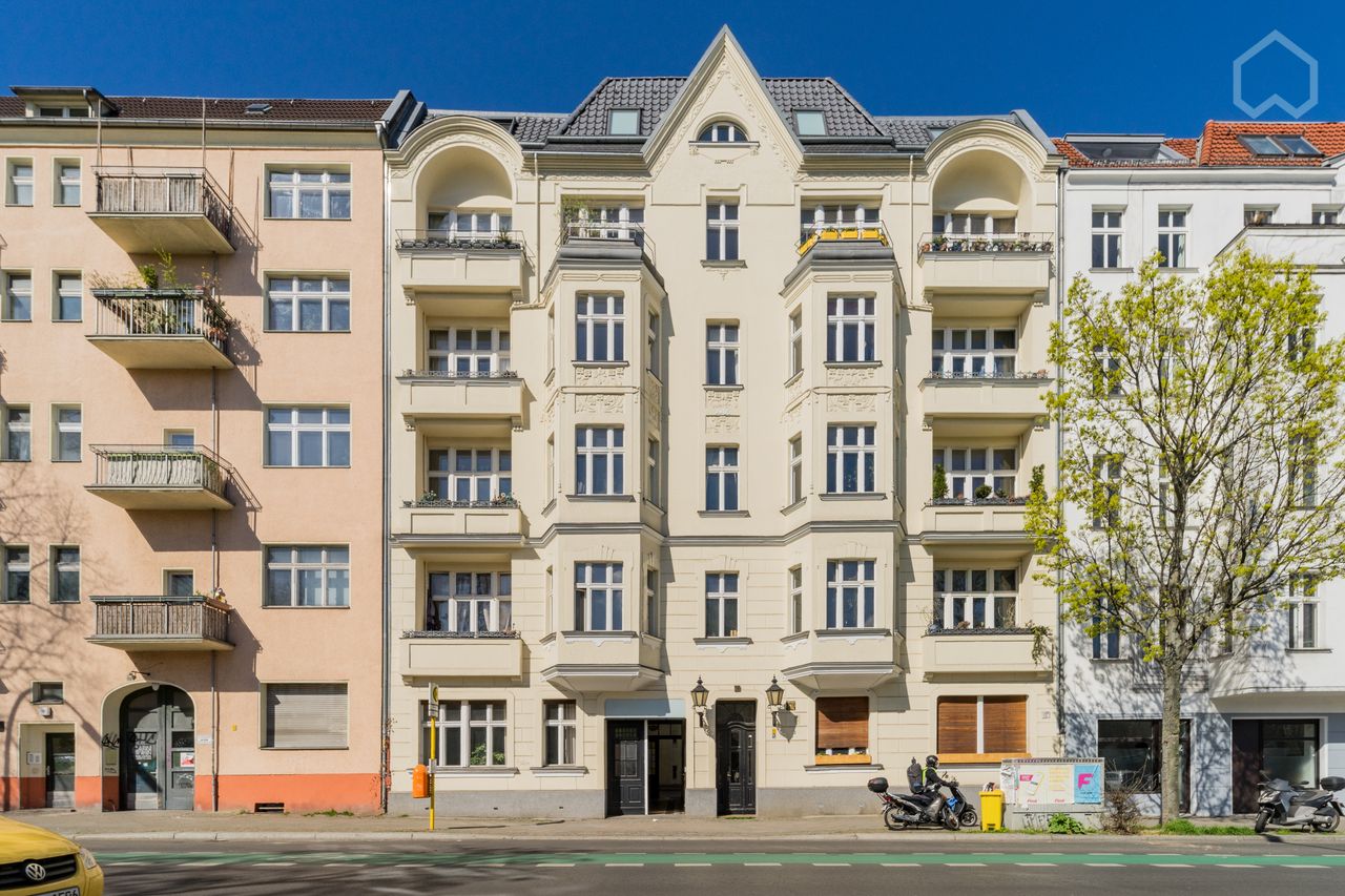 Perfect, bright 2-room apartment in Kreuzberg skies in-front of Victoria park