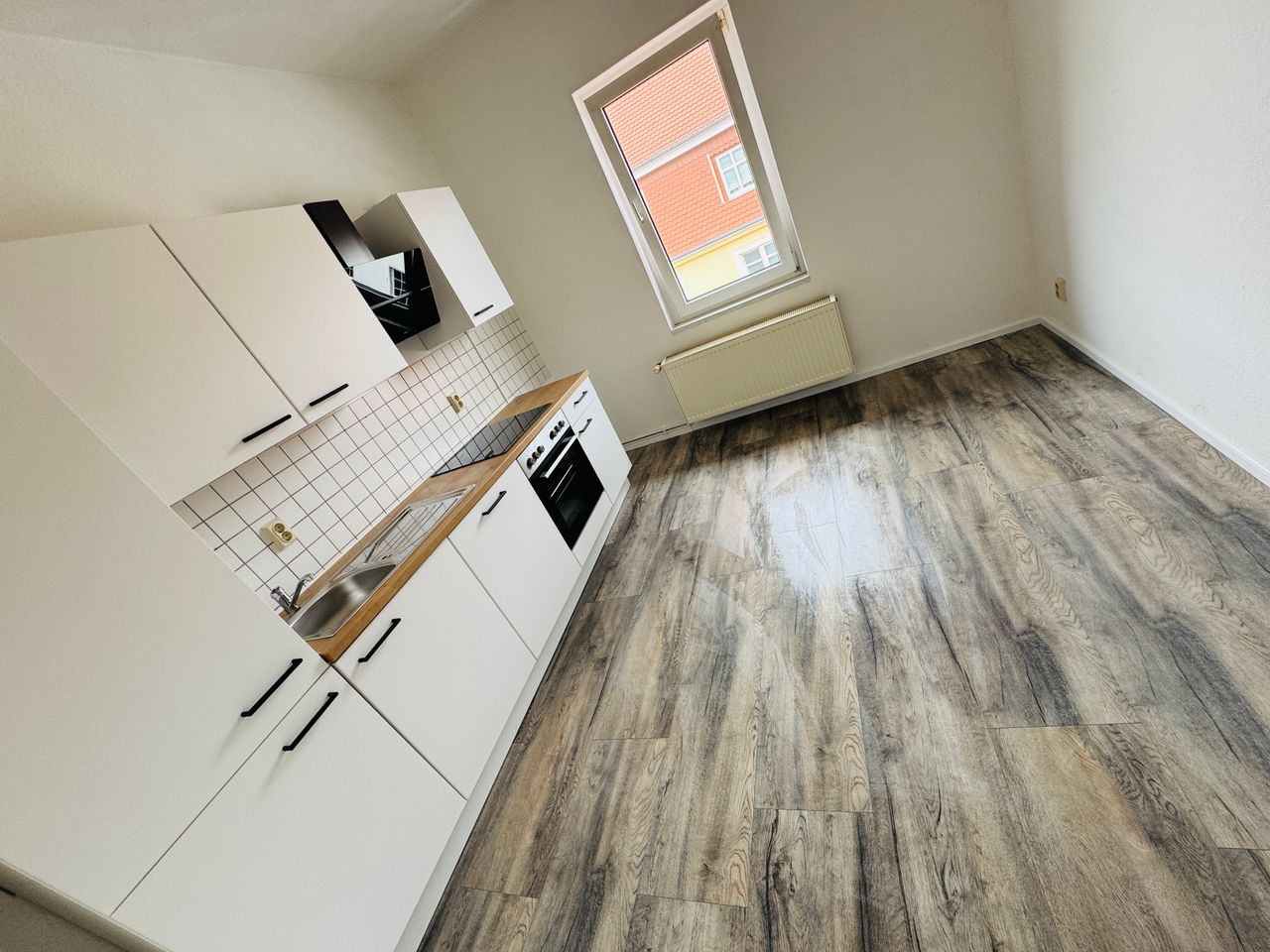 Charming 3-Room Apartment with Balcony, Fitted Kitchen & Shared Garden in Stadtfeld Ost