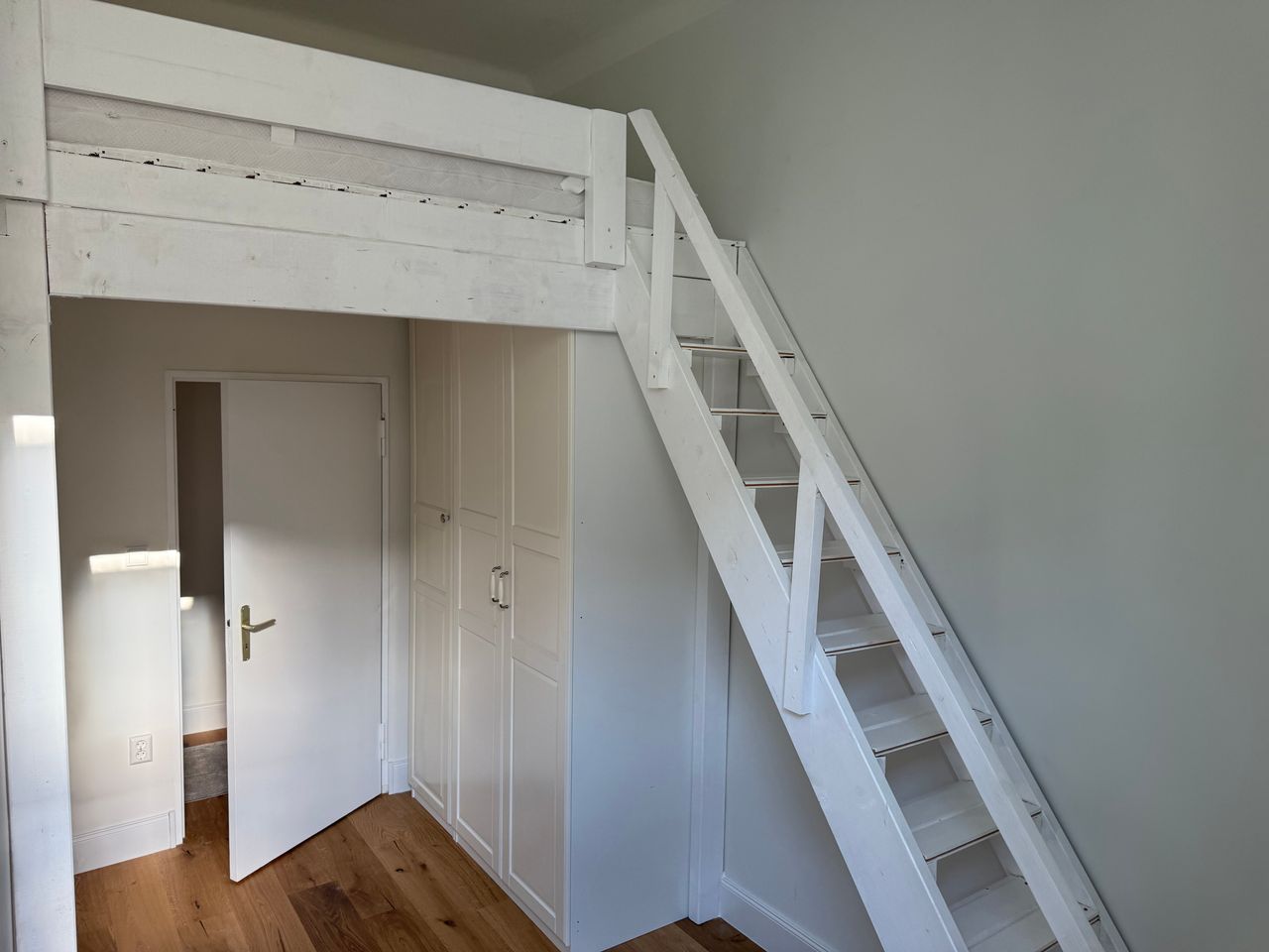 Stilvolle, neu renovierte 2-Zimmer-Altbauwohnung in Schöneberg – möbliert und bezugsfertig