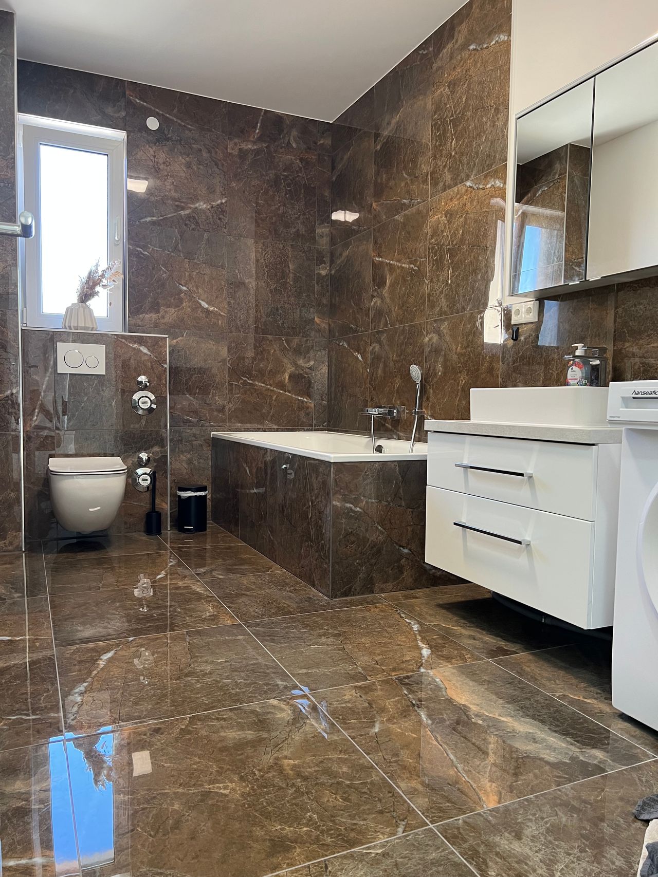 Newly built, fully furnished 4-room apartment – Kitchen, 2 bathrooms, balcony, parking – Near Braunschweig city center