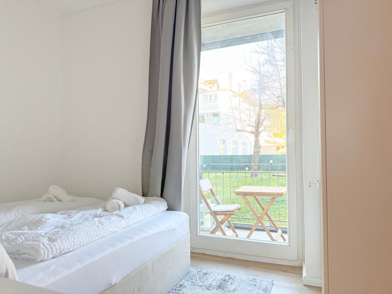 Central apartment with private balcony overlooking the garden | 600m to the main train station | Free Netflix"