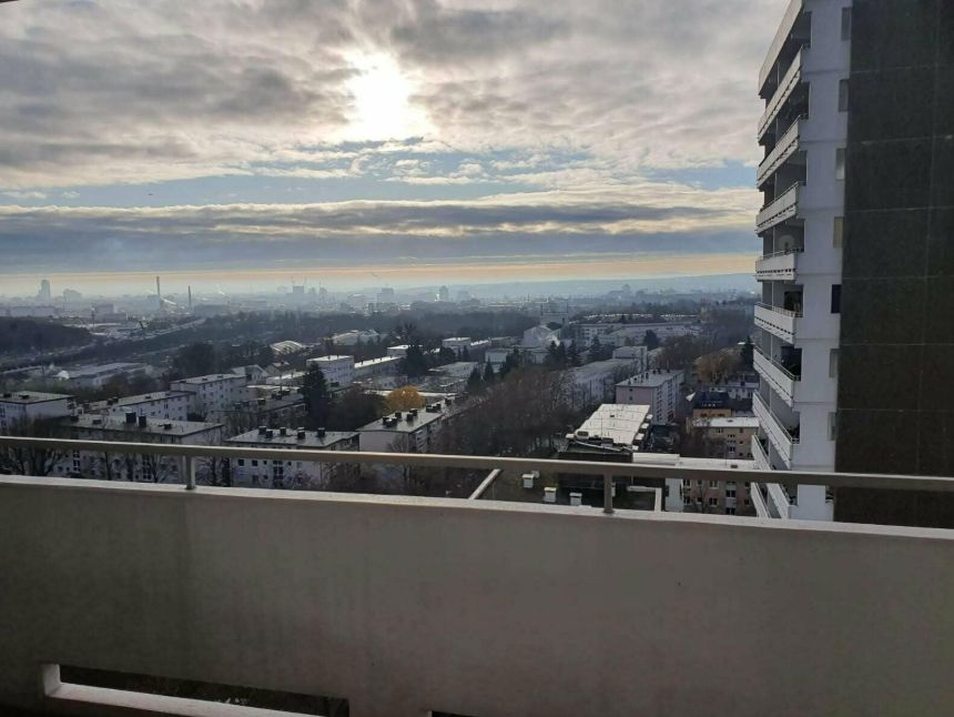 Spacious apartment in Bornheim with large balcony and view of the skyline, top infrastructure