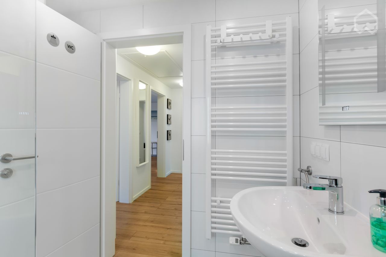 Beautiful three room flat in excellent part of Cologne. Parking included. Quiet, spacious. Direct tram connection to Cologne Main station