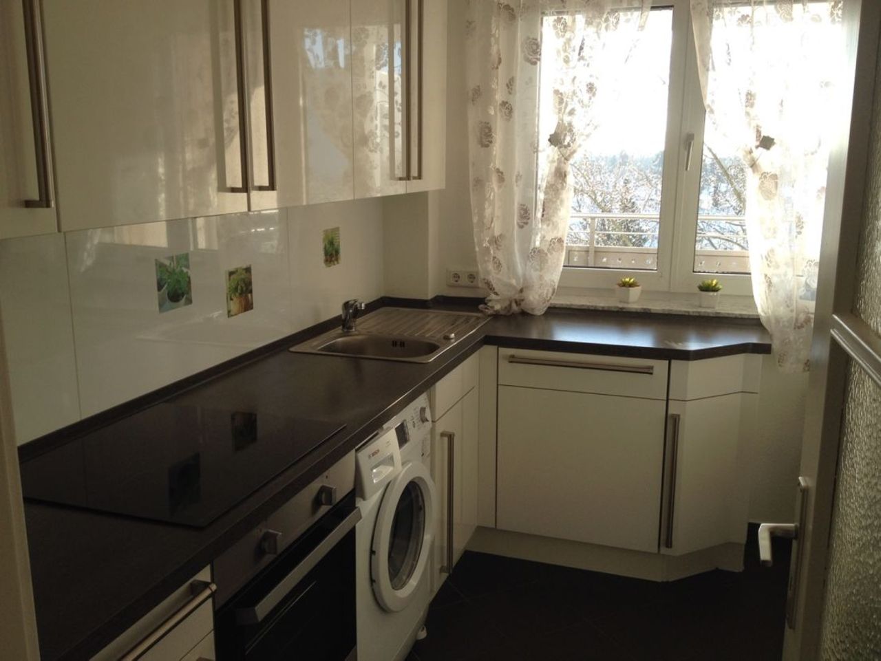 City view 1-bedroom apartment with loggia and within 5 min to underground
