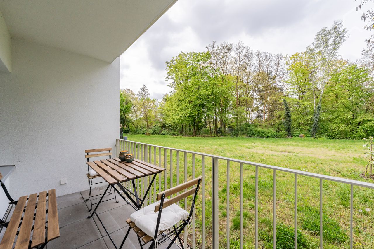 Quiet and sunny apartment with balcony, parking space, bathtub and office in leafy Spandau