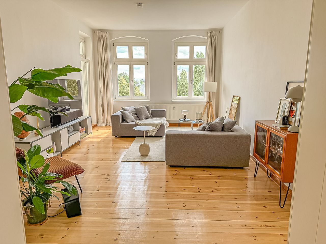 Furniched 115pm 3 room flat in Friedrichshain, directly at Ostkreuz. Very bright and functional layout with high ceilings.