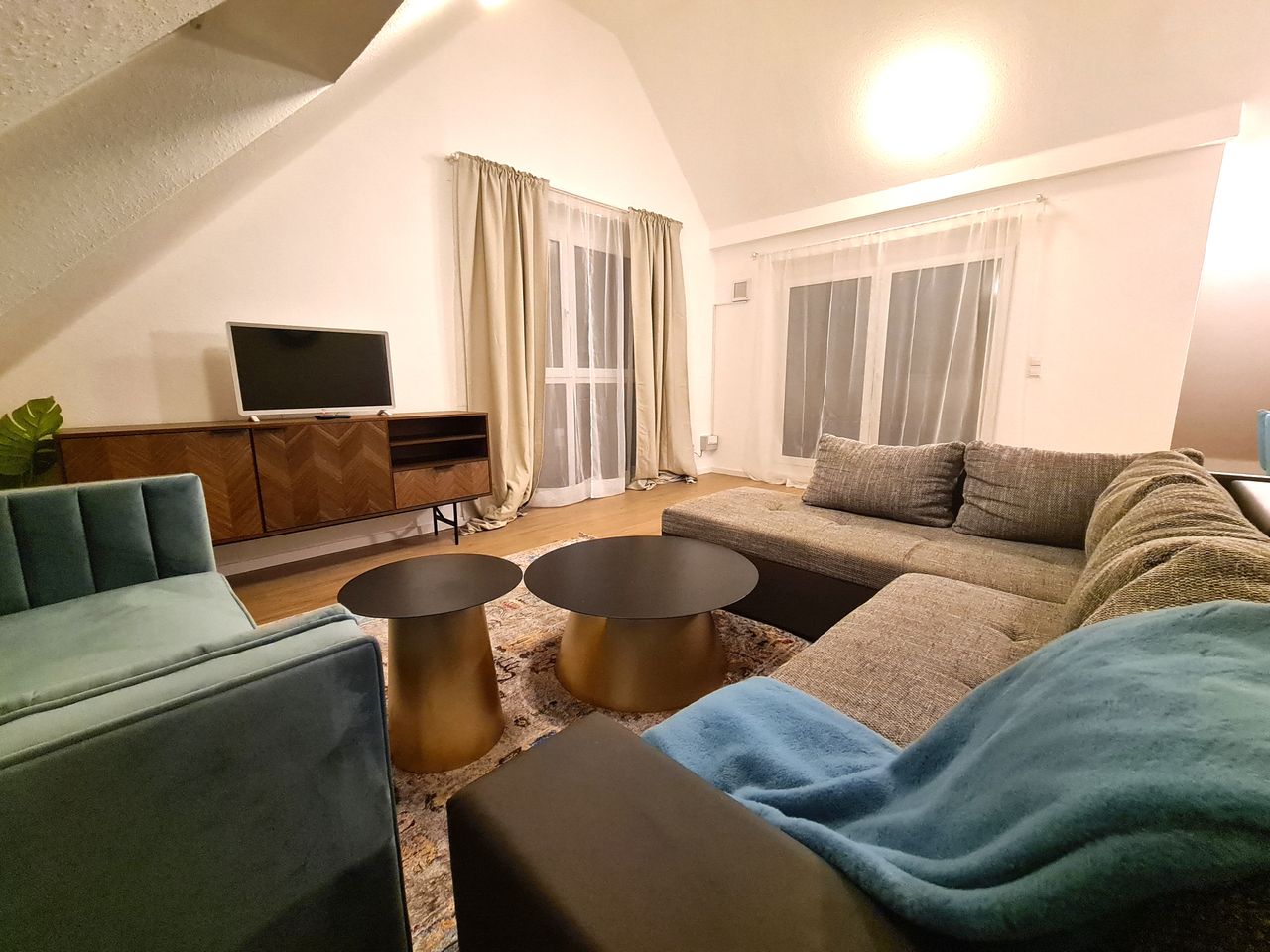 Beautiful, fully furnished and serviced apartment next to Patch Barracks
