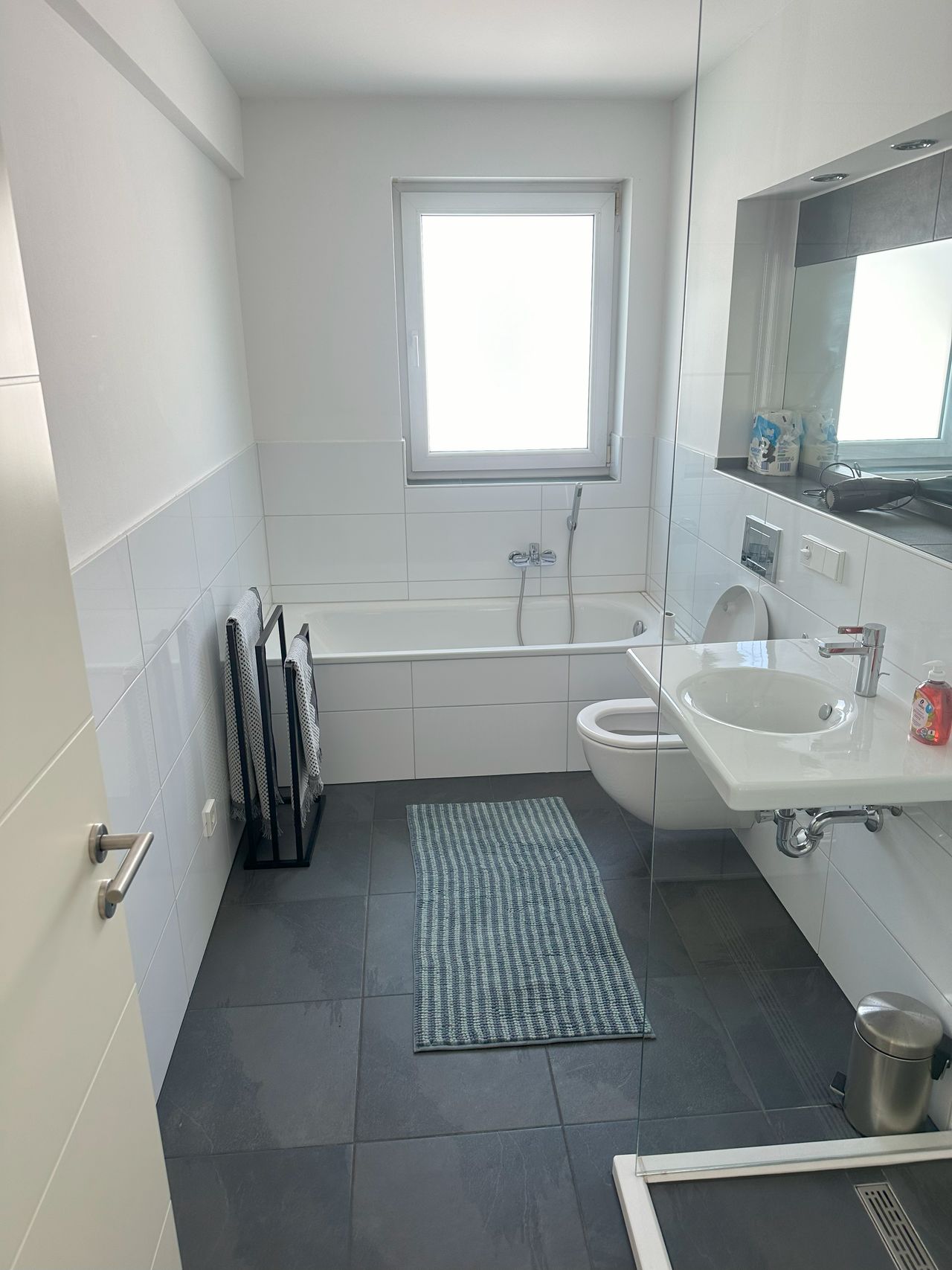 Modern furnished flat with plenty of natural light and two balconies