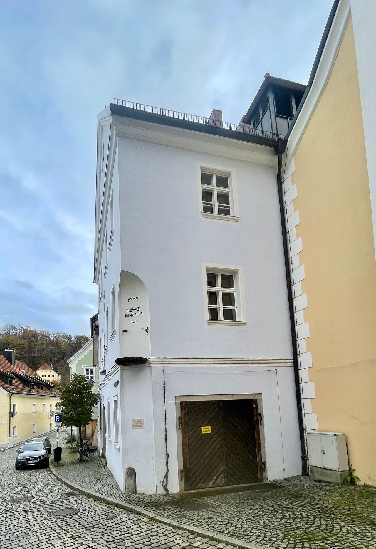 Charming, fully furnished 2-room flat in the listed town hall - view of the castle ruins