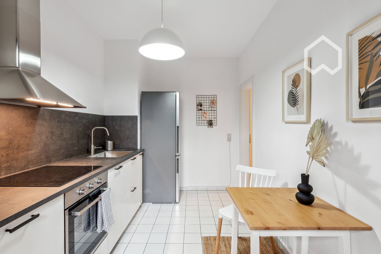 Highlight! 4BR newly furbished flat, very quite, close to centre