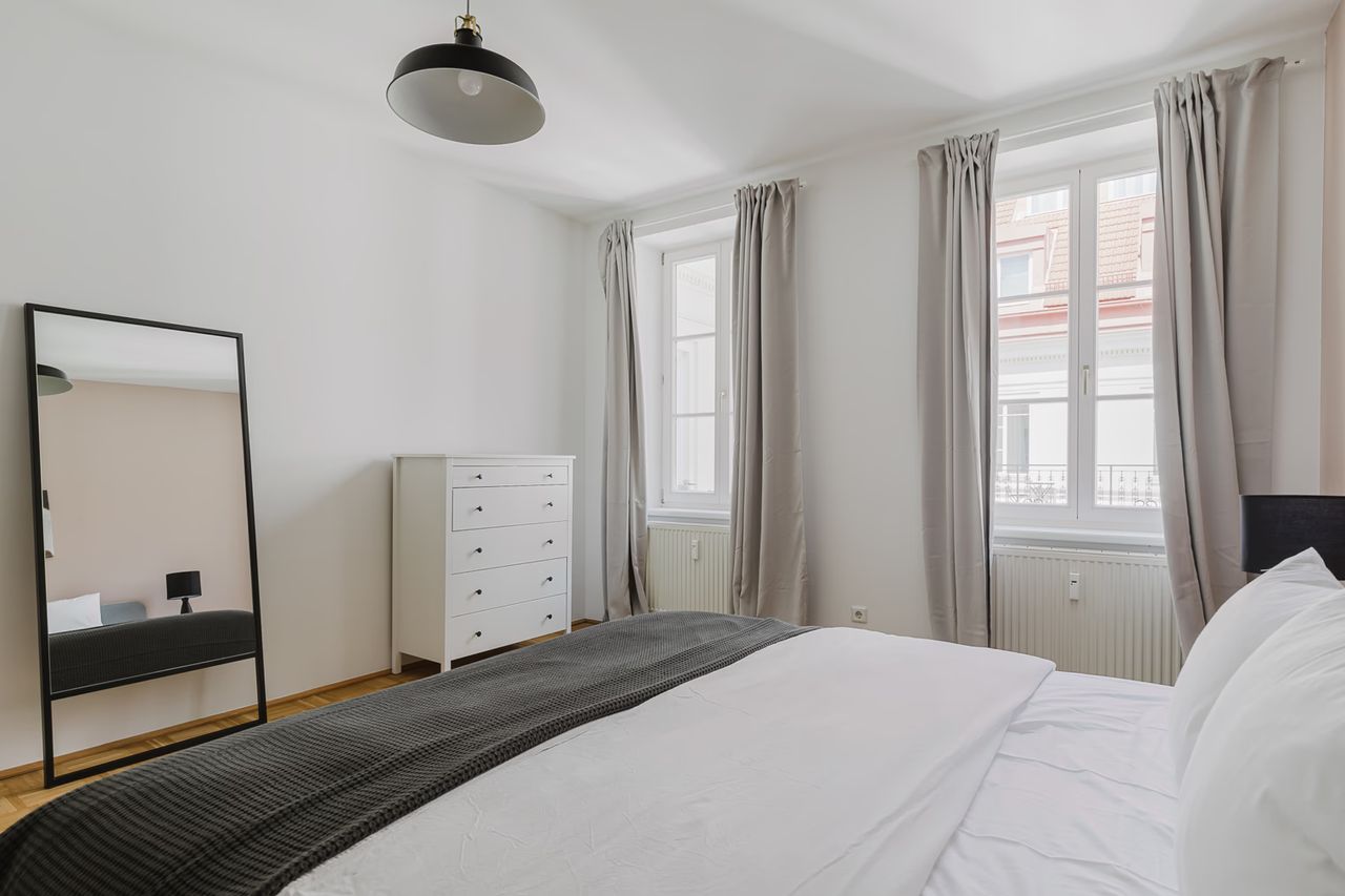 Outstanding Neubau 3BR w/ Elevator & Laundry