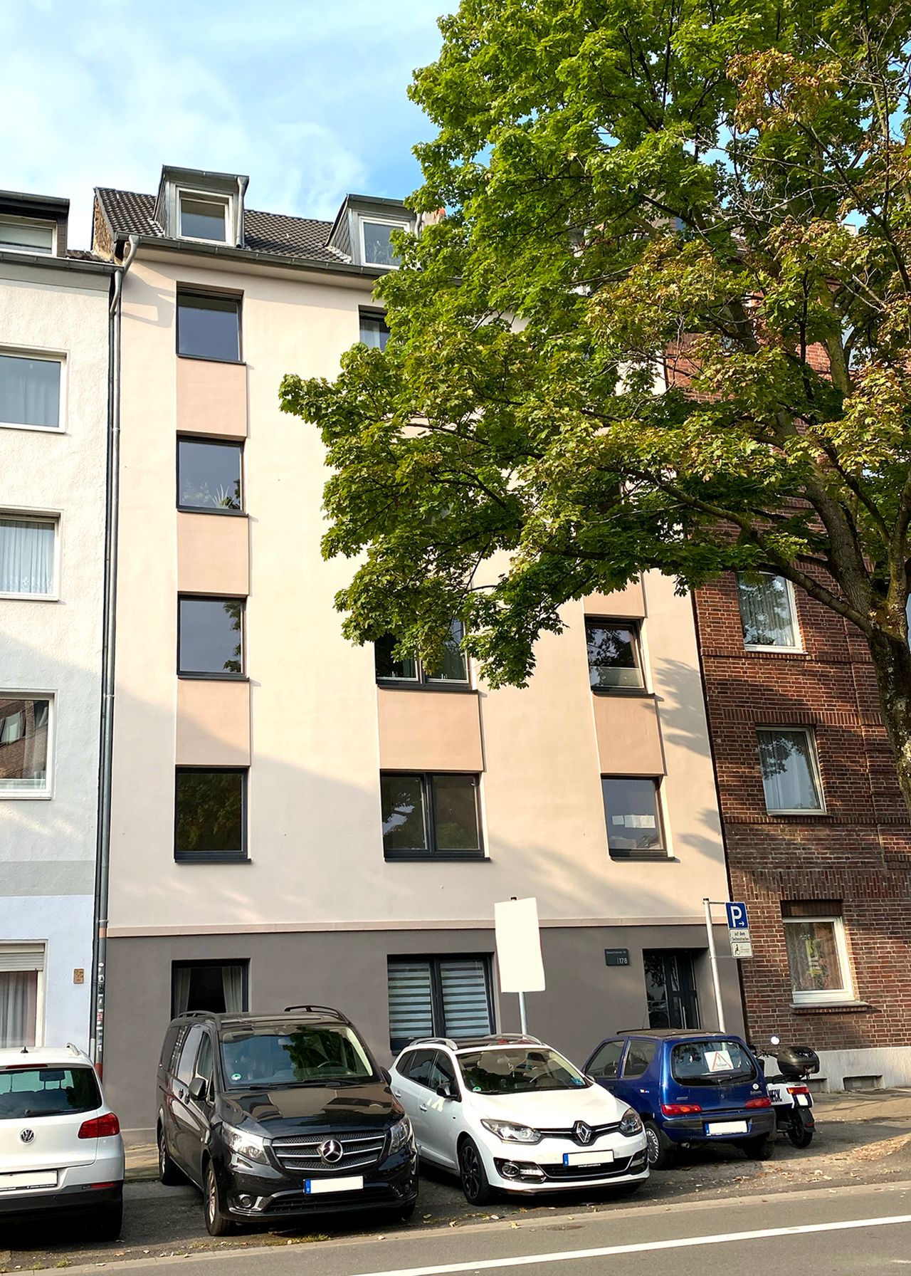 Wonderful bright, almost secluded apartment in the middle of Düsseldorf with a large roof terrace facing west