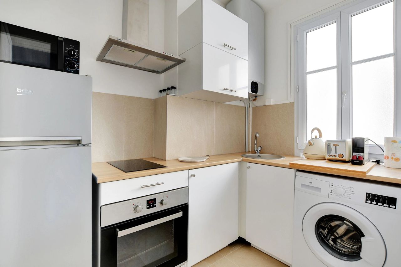 Very nice flat completely refurbished and decorated with taste, located in the heart of the 11th district of Paris.