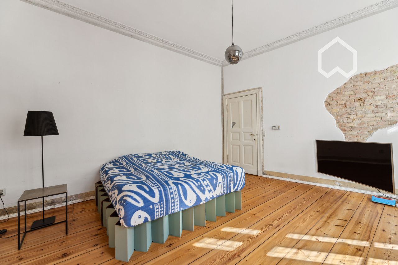 2-room apartment in an old building in the quiet Bötzowkiez – furnished and in a prime location directly at the Volkspark Friedrichshain