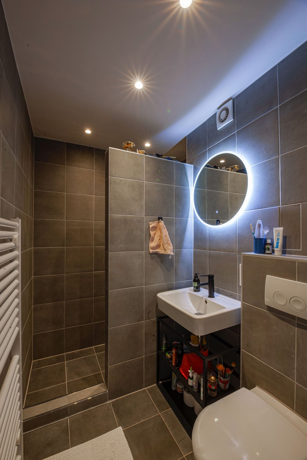 Renovated 2-room apartment furnished for rent