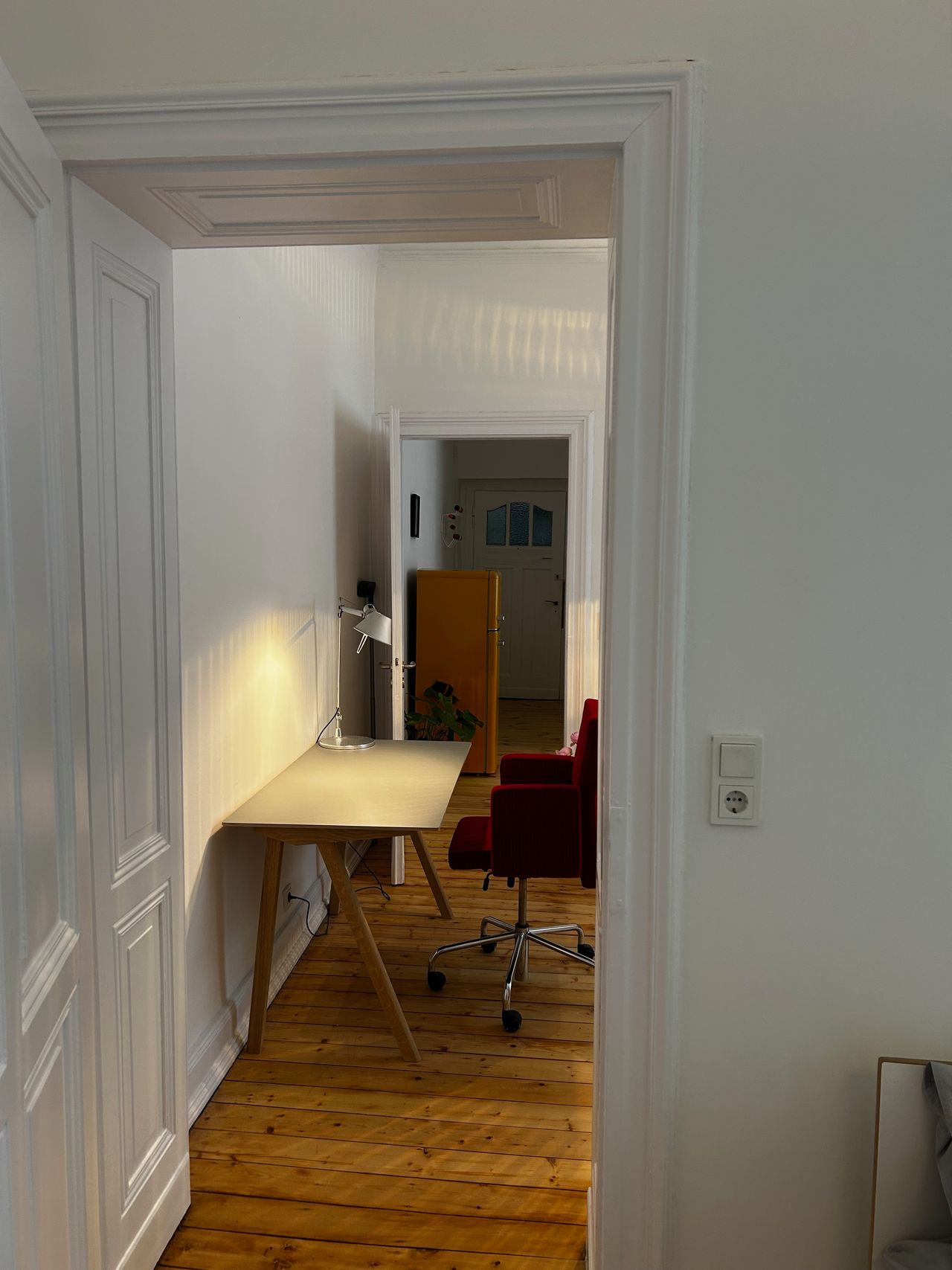 Fully furnished old building apartment with a special flair in Nippes