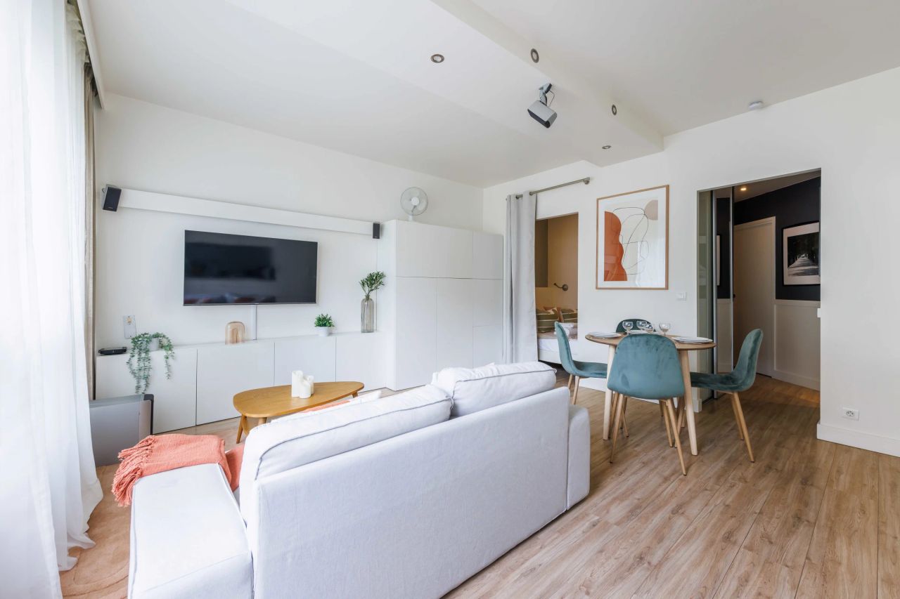 Charming 35m2 studio apartment in the 8th arrondissement of Paris. Ideal location on a street adjacent to the Champs-Élysées!