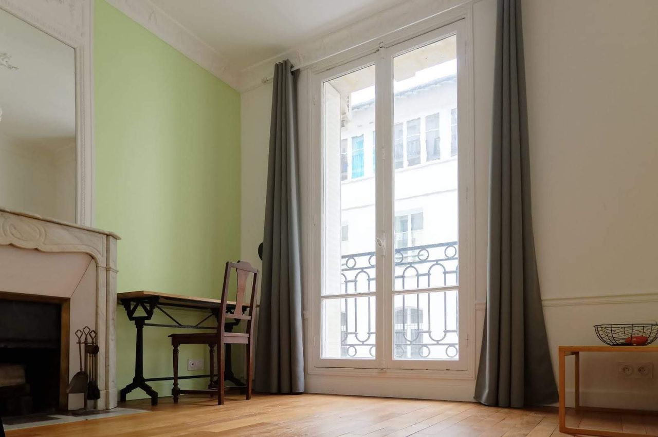 Fully refurbished flat (2 bedrooms) in Haussemann house in Montmartre area in quiet street