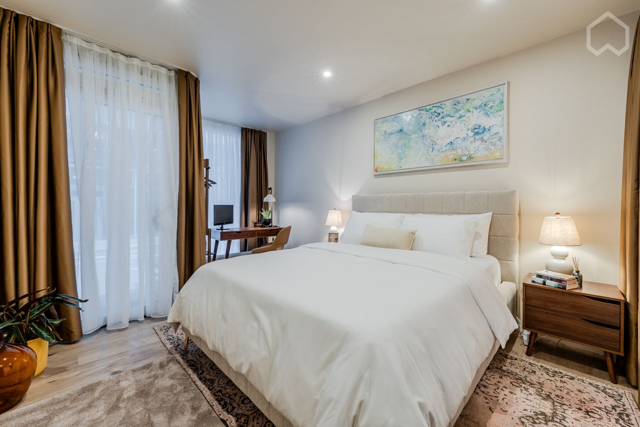 Spa152m2 Design Apart./10 Ppl/Near Alex/Kids/Parkingcious studio in quiet street (Berlin)